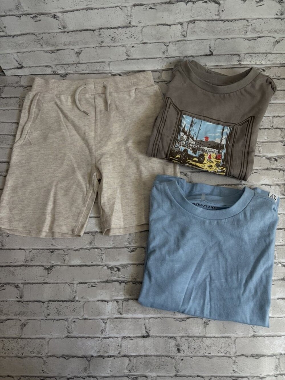 Free Planet Boys 3 Piece Set Shirts Shorts Size 5/6 NMT